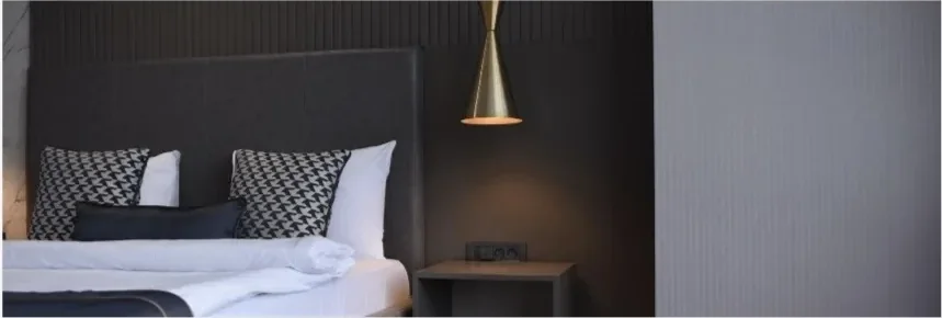 Otel odası — başlık, komodin ve aydınlatma